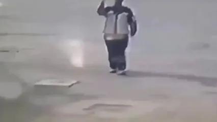 لحظه تلخ سرقت موبایل یک پاکبان در مشهد!