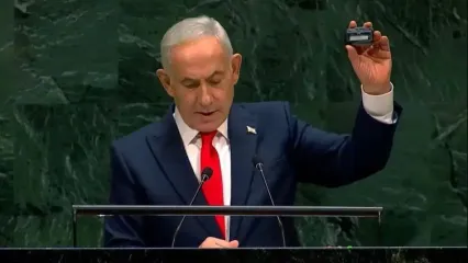 لحظه بالا آوردن یک پیجر توسط نتانیاهو در سازمان ملل