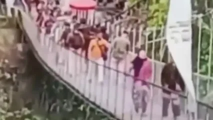 لحظه فرو ریختن یک پل معلق در مراسم افتتاحیه