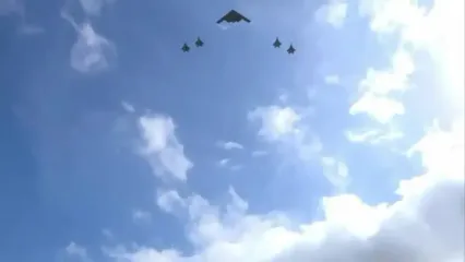 لحظه عبور بمب‌افکن‌ B-2 و جنگنده‌های F-22 بر فراز کاخ سفید در مراسم ویژه ترامپ برای رئیس جمهور چین