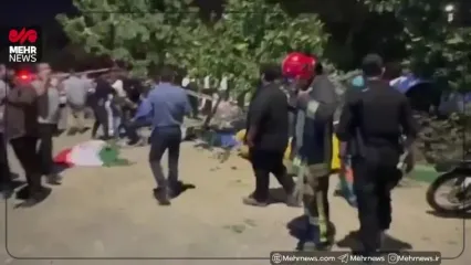 تصاویری از برخورد خودرو سواری با تجمع مردمی در وکیل‌آباد مشهد