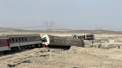 فیلم واژگونی ده ها واگن قطار در پی وزش باد 60 مایلی