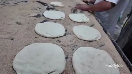 غذای خیابانی در ایران؛ مراحل پخت نان بربری در یک نانوایی تهران