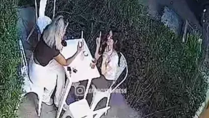 لحظه دلهره‌آور سرقت از دختر جوان مقابل کافه