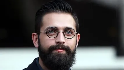 محسن افشانی با چماق در برنامه حاضر شد