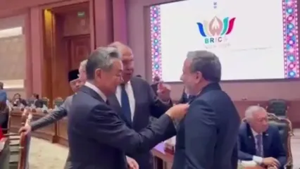 توجه وانگ‌یی به نشان نقشه ایران روی کت عراقچی