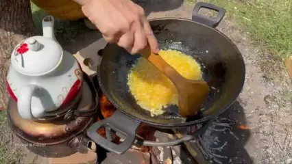 غذای روستایی در ایران؛ پخت لوبیا پلو در جنگل و در کنار رودخانه