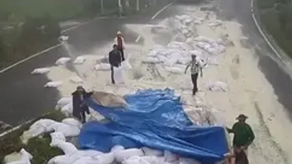واژگونی ۳۰۰ کیسه برنج وسط جاده