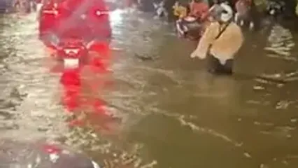 آبگرفتگی خیابان‌ها در پایتخت تایلند به دلیل بارش سنگین باران