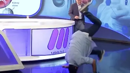 حرکات عجیب مجری برای دفع سنگ‌کلیه روی آنتن زنده!
