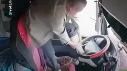گیر کردن پای راننده کامیون در فرمان!