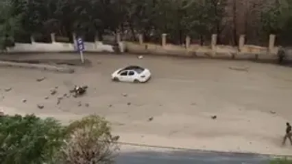 سیلاب در کرج خودروها را با خود برد