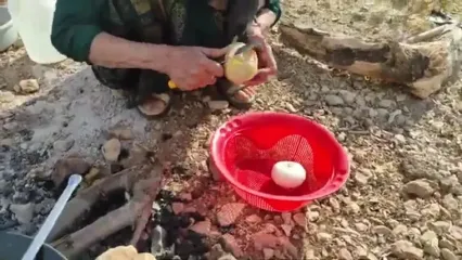 غذای روستایی در ایران؛ پخت ماکارونی با میگو توسط یک بانوی عشایر