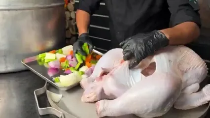 غذای خیابانی در ایران؛ مراحل پخت یک بوقلمون کامل توسط دو آشپز ماهر