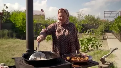 غذای روستایی در روسیه؛ سوخاری کردن ماهی روی آتش توسط زوج داغستانی