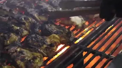 غذای خیابانی در مالزی؛ مرغ کبابی با برنج و نارگیل پخته شده در بامبو در کوالالامپور