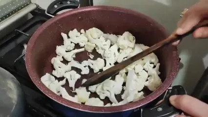 غذای روستایی در ایران؛ پخت خورشت و تهیه ترشی با گل کلم