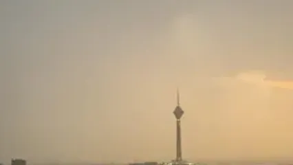 یک لحظه تماشایی از برخورد صاعقه با برج میلاد در بارندگی روز شنبه به ثبت رسید