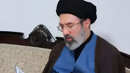 لحظاتی از حضور آیت‌الله سید مجتبی خامنه‌ای در منزل علامه مصباح