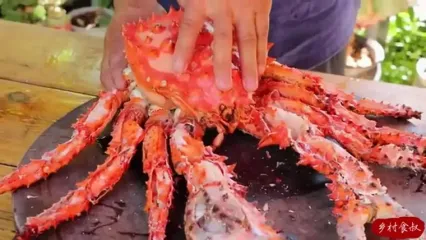 غذای روستایی در چین؛ پخت یک غذای دریایی با شاه خرچنگ، لابستر، میگو، ماهی مرکب، صدف و حلزون