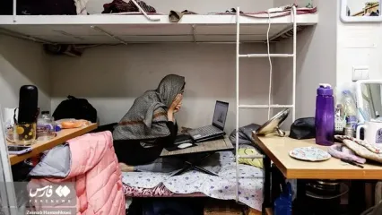 تصویری از سقف خوابگاه دانشگاه تهران که آب از آن چکه می‌کند