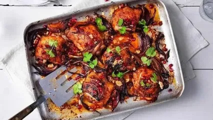 مرغ با رب انار و آلو؛ یک غذای خوشمزه و فوری