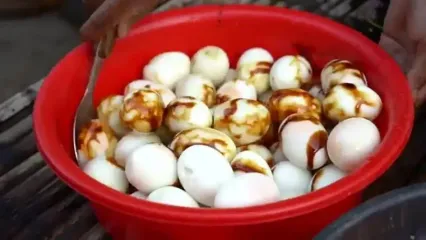 غذای روستایی در کامبوج؛ پخت یک غذای سنتی با پای مرغ و تخم مرغ آب پز
