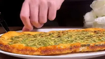 طرز تهیه املت پفکی با پنیر و پیازچه؛ یک صبحانه ساده و خوشمزه