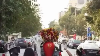 سورپرایز عروس برای مادرشوهرش در خیابان‌های نازی‌آباد!