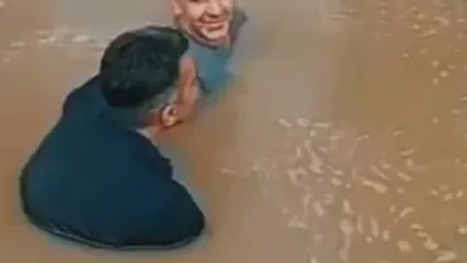صحنه‌ای عجیب از نحوه تعمیر لوله آب شهری در تنکابن!