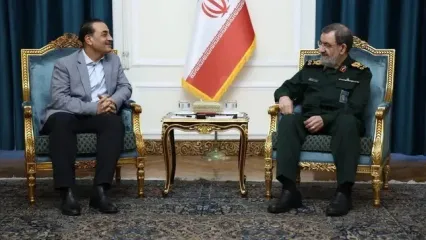 زبان بدن محسن رضایی در هنگام روبوسی با عاصم منیر