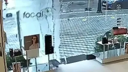 لحظه خرد شدن شیشه‌های عینک‌فروشی