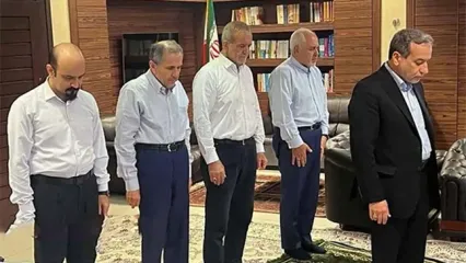 ماجرای عکسی که از نماز عراقچی و پزشکیان خبرساز شد