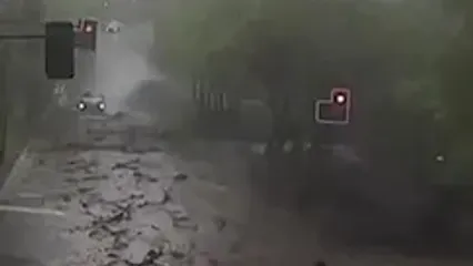 سیلاب ناگهانی خودروها را با خود برد