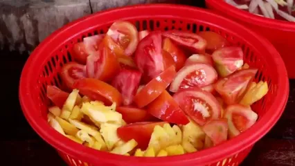 غذای روستایی در کامبوج؛ پخت سوپ ترش با میگو، آناناس و سبزیجات