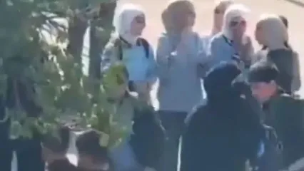 پسران دانش‌آموز درهای مدرسه را برای ورود دختران شکستند