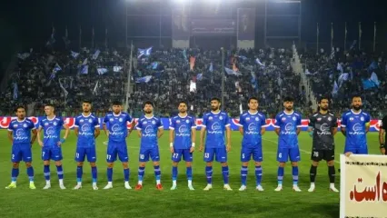 تشویق غیرمنتظره خداداد عزیزی در بازی استقلال!