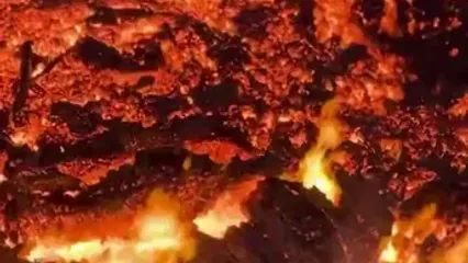 دهانه یک آتشفشان فعال از نمای نزدیک