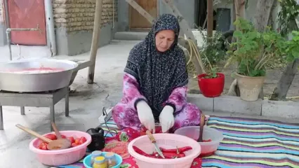 غذای روستایی در ایران؛ مراحل دیدنی تهیه سس گوجه فرنگی سنتی