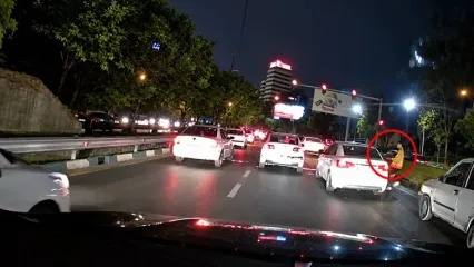 موبایل قاپی در ترافیک همت از داخل کیا سراتو / راننده ماشین در حال حرکت را رها کرد و تصادف هم شد