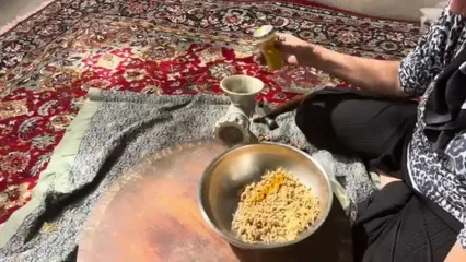 غذای روستایی در ایران؛ مراحل دیدنی پخت نان گردویی در تنور