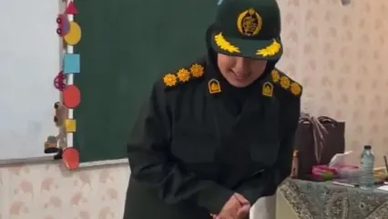 یک خانم معلم با لباس پلیس در کلاس درس ظاهر شد