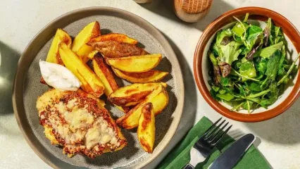 طرز تهیه مرغ پارمزان رستورانی با پنیر کشدار و سیب‌ زمینی طلایی