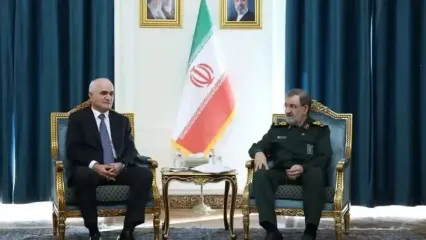 نحوه دست دادن محسن رضایی با مقام آذربایجان سوژه شد