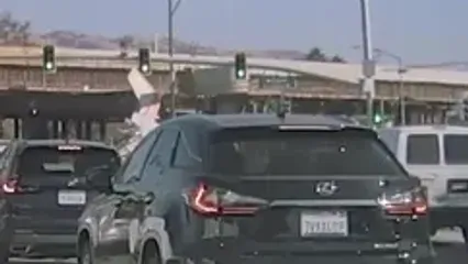 سقوط هواپیما در پی برخورد با تابلوی راهنمایی