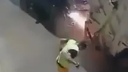 لحظه فرار کارگر شهرداری از مرگ