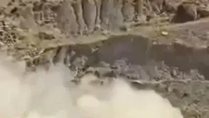 لحظات دلهره‌آور واژگونی کامیون ترمز بریده