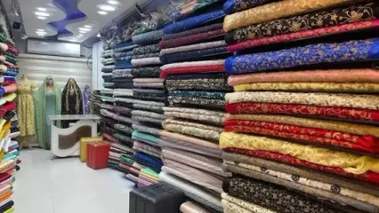 صحنه عجیب از هجوم مردم برای چند تکه پارچه ارزان!