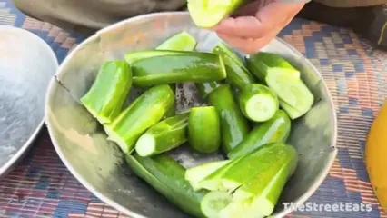 غذای خیابانی در پاکستان؛ پخت یک غذای محبوب با جگر گاو در لاهور