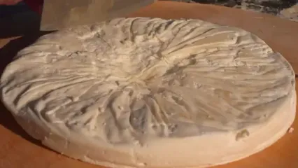 غذای روستایی در آذربایجان؛ تهیه پنیر با شیر تازه گوسفند و به روش سنتی